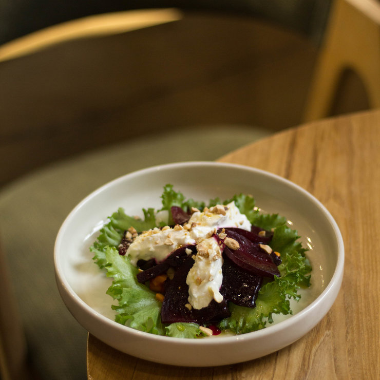 Салат с запеченной свеклой и сметанным кремом