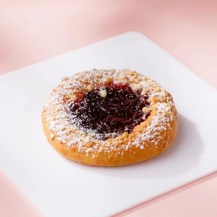 Булочка с брусникой
