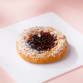 Булочка с брусникой