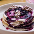 Панкейки с крем-чиз с черничным соусом