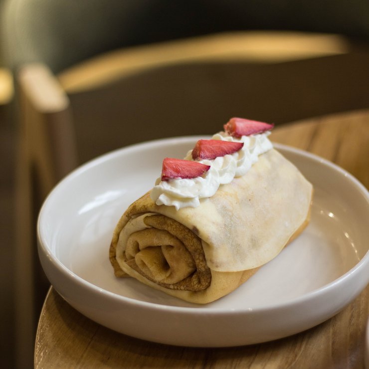 Блинный рулет клубничный